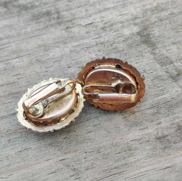 Vintage 1940s  ornate blue hubbel glass earrings - Picture 4 of 5